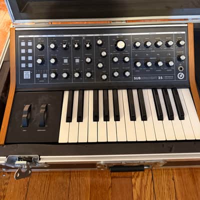Moog Subsequent 25 Analog Synth with Flight Case