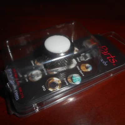 Q-Parts Dome Knob, ACRYLIC WHITE ON BLACK CHROME, KBD-0034