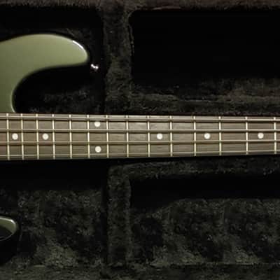 Ernie Ball Music Man Stingray 4 bass 'Evanescence style' GlossBlack (Mirror) + hardfoam case & strap image 3