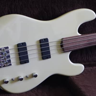 Hot Wire Bass Prezz Fretless 2022 - Nitro image 5