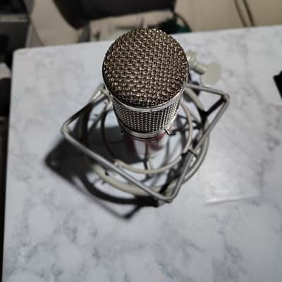Avantone CK‑6 Classic Condenser Microphone – Red/Chrome – Shock Mount + Hard Case imagen 5