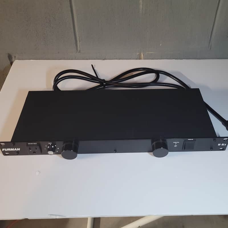 Furman M-8Lx Power Conditioner with Lights - Black image 1