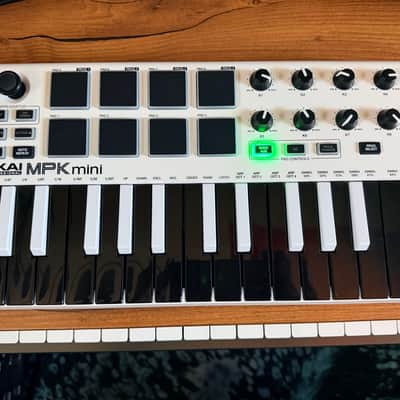 Akai MPK Mini MK2 + Official Decksaver + Hard Case + Original Box image 14