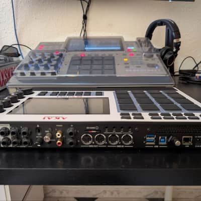 Akai MPC Live II + Skin Retro + Decksaver + SD Expansiones image 3