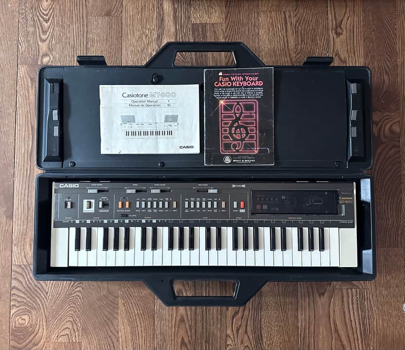 Vintage Casio MT-800 Casiotone Keyboard (1983) – Complete with Detachable Stereo Speakers