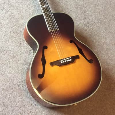Alvarez 5055 Bluesman Acoustic, Sunburst hardshell case image 2