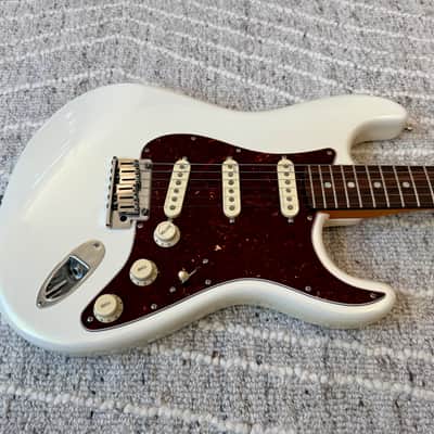 Fender American Ultra Stratocaster 2019 - Arctic White Pearl image 4
