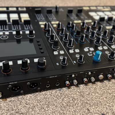 Native Instruments Traktor Kontrol S8 2010s - Black image 2