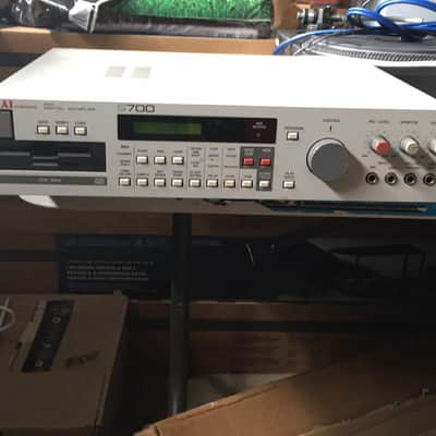 Akai S700 MIDI Digital Sampler 1987 - White