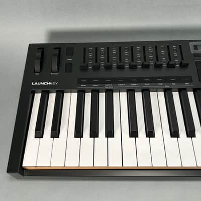 Novation Launchkey 49 MKIV MIDI Keyboard Controller - Black image 3