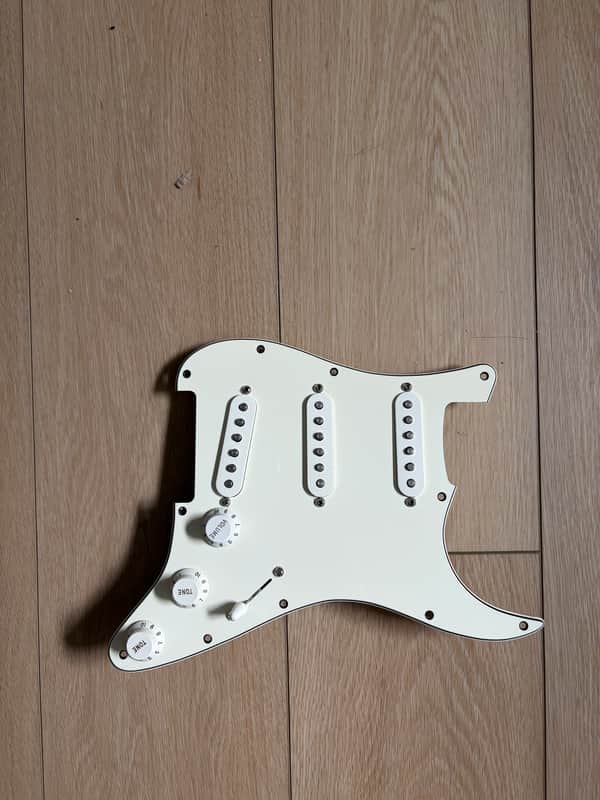 Fender Albert Hammond Strat load lock guard image 1
