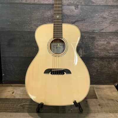Alvarez Yairi FYM60HD Honduran Folk/OM Acoustic Guitar with case image 3