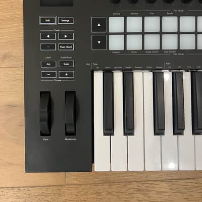 Novation Launchkey 49 MKIII MIDI Keyboard Controller 2020 - Present - Black image 2