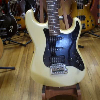 Fender Contemporary Series Stratocaster Deluxe HSS 1985 - 1987 - Frost White image 2