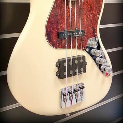 Clover Apeiron H4, Vintage White Gloss image 1