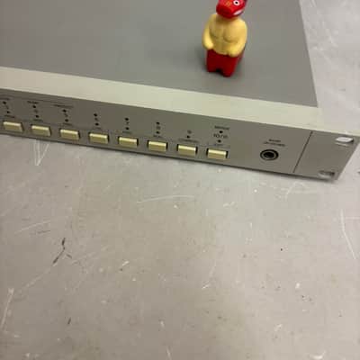 Akai ME-80P midi patchbay 8 in/10 out with 2x merge programmable image 2