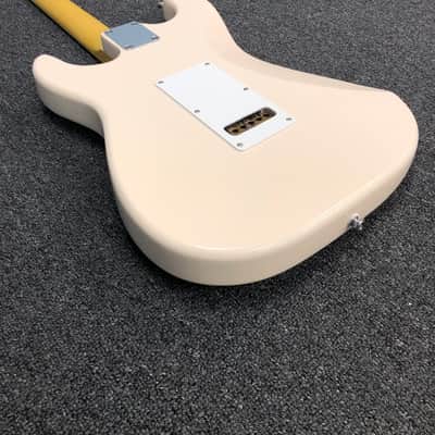 G&L Tribute Series Legacy - White Gloss with Maple Fretboard image 12