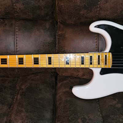 Partscaster Stratocaster Tom Delonge Inspired - White image 8