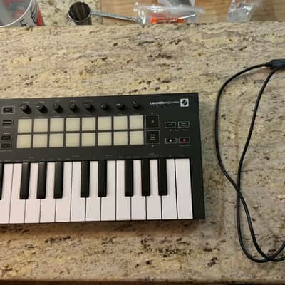 Novation Launchkey Mini MKIII MIDI Keyboard Controller 2019 - Present - Black image 6