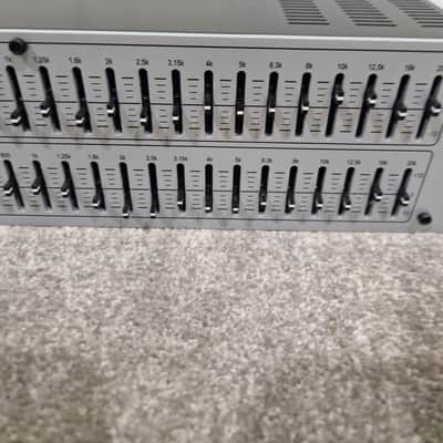Immagine dbx 231S - Dual Channel Graphic Equalizer - Silver - Excellent w/ Original Box & Manuals - 9