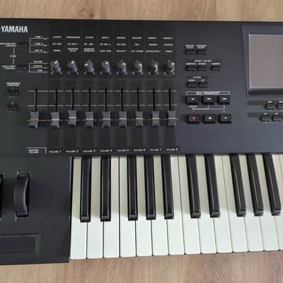 Yamaha Motif XF 6 Synthesizer with 1GB Flash image 2