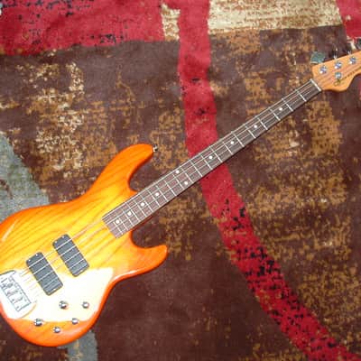 レア G&L Tribute Series M-2000 G&L Tribute M-2000 Bass Guitar in Blueburst Finish