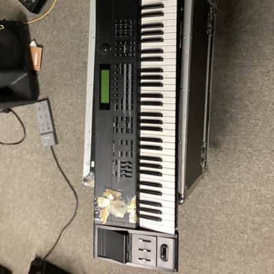 Roland XP-80 76-Key 64-Voice Music Workstation Keyboard 1999 - 2004 - Black