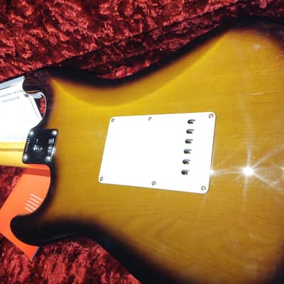 Fender EJ'54 Virginia Stratocaster 2020 - Tow-tone tobacco burst image 3