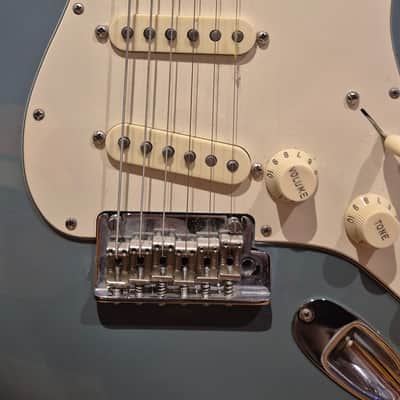 Fender American Professional Stratocaster with Maple Fretboard 2017 - 2019 - Sonic Grey image 2