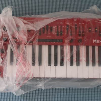 Behringer MS-1 / MS-101 Analog Synthesizer 2019 Red Original Box Grip Strap Manual Power