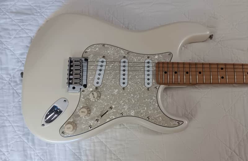 Squier Deluxe Stratocaster with Maple Fretboard & 2-Point Tremolo 2014 - Pearl White Metallic image 1