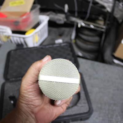 MXL 990/ Condenser Mic with Case and One Mount image 5