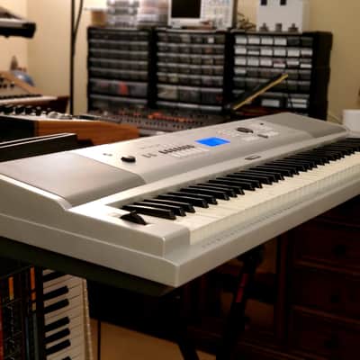 MUST SEE!!! YAMAHA DGX 220 SEMI-WEIGHTED 76-KEY DIGITAL PIANO IN AMAZING CONDITION! image 8