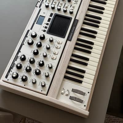 Moog Minimoog Performer Voyager - Limited Edition White 2013 - Limited Edition White image 8