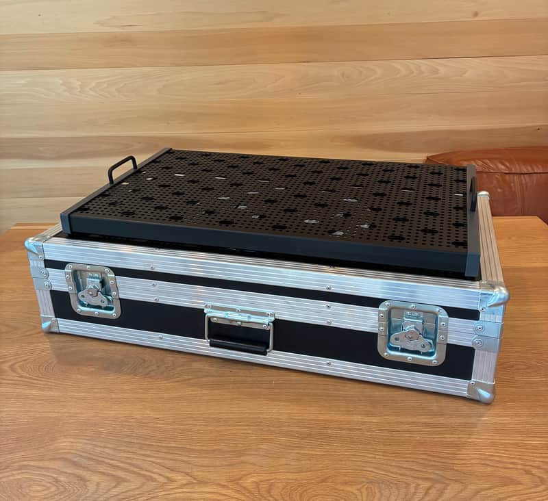 Temple Audio TRIO 28 GM Pedalboard with Flight Case 2010s - Gunmetal image 1