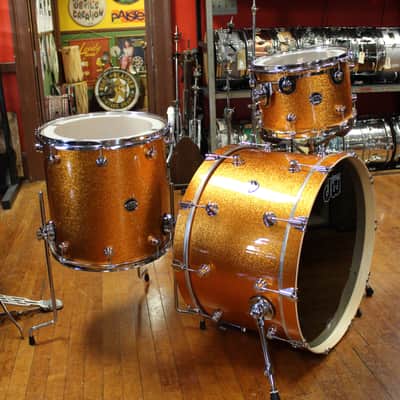 DW Performance Series in Gold Sparkle 14x24 9x13 16x16 image 5