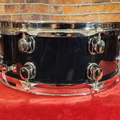 Clevelander II 5.5x14" Student Snare Drum Black w/ Carrying Bag, Stand & Practice Pad image 8