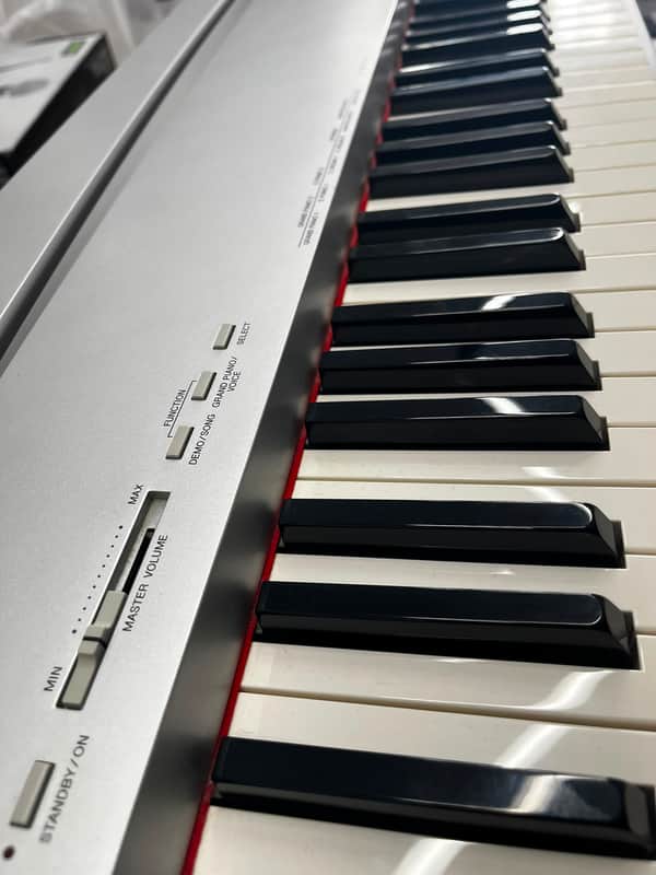 Yamaha P-70 - SILVER image 1