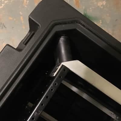 SKB Cases 3SKB-R04U20W 4U Roto 20" Deep Shockmount Rolling Shock Rack Case with Wheels (3SKBR04U20W) image 3