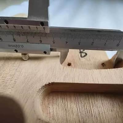 Unfinished Mahogany Wood Strat Style Guitar Solid Body with F Hole imagen 3