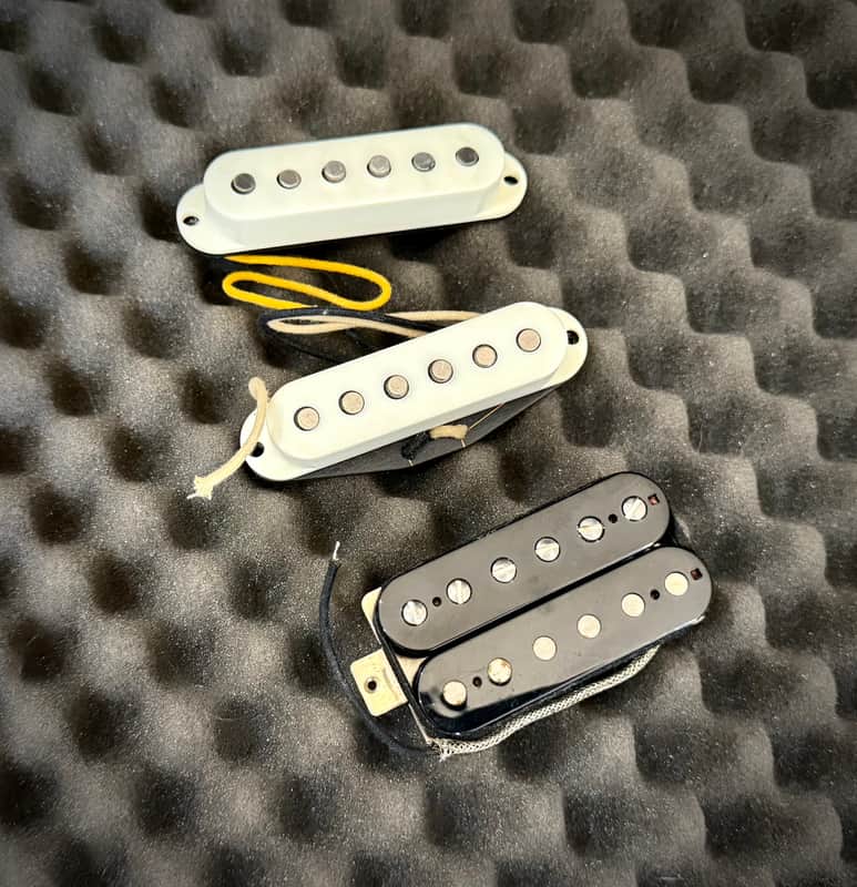 Xotic Raw Vintage USA RV-PAF F-Space No Cover - Black/Raw Vintage USA RV-60 Pickups- White image 1