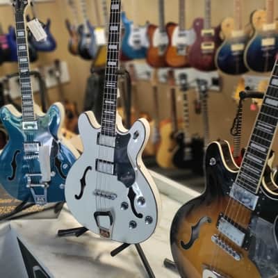 Hagstrom Viking Bass VIKB Simi-Hollow ArchTop  2022 White Gloss image 10