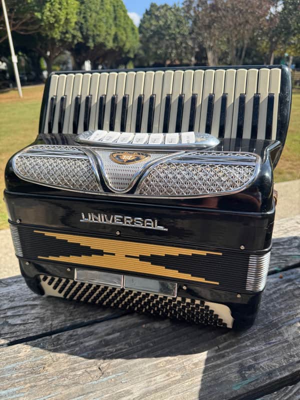 Vintage Universal 120-Bass 41-Key Piano Accordion – Made in Italy w/ Case