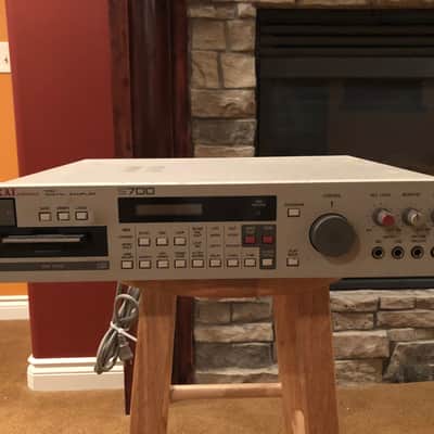 Akai S700 MIDI Digital Sampler 1987