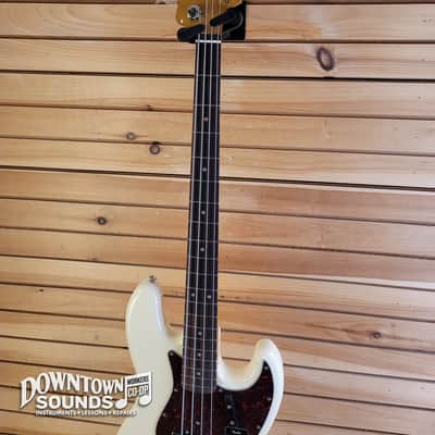 Fender Vintera III Early '60s Jazz Bass with Fender Deluxe Gig Bag - Olympic White image 4