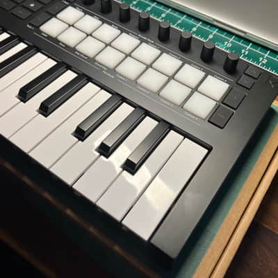 Novation Launchkey Mini 25 MKIV MIDI Keyboard Controller 2024 - Present - Black image 3