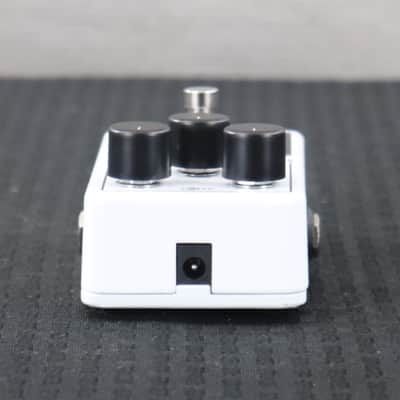 Electro-Harmonix Nano Big Muff Pi Distortion / Sustainer White / Black / Red image 5