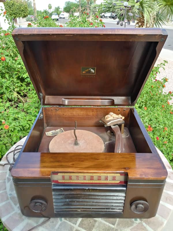 Vintage RCA Victor Victrola Model 65U Tube Radio & Phonograph Combo image 1
