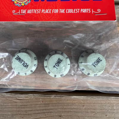 Real Life Relics Mint Green Stratocaster® Knobs (Set of 3)  [DB3] image 2