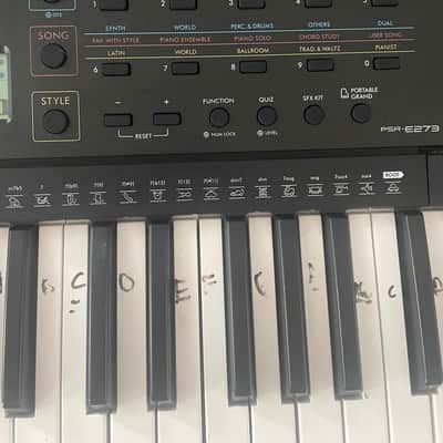 Yamaha PSR-E273 61-Key Arranger Keyboard 2020 - Present - Black image 4